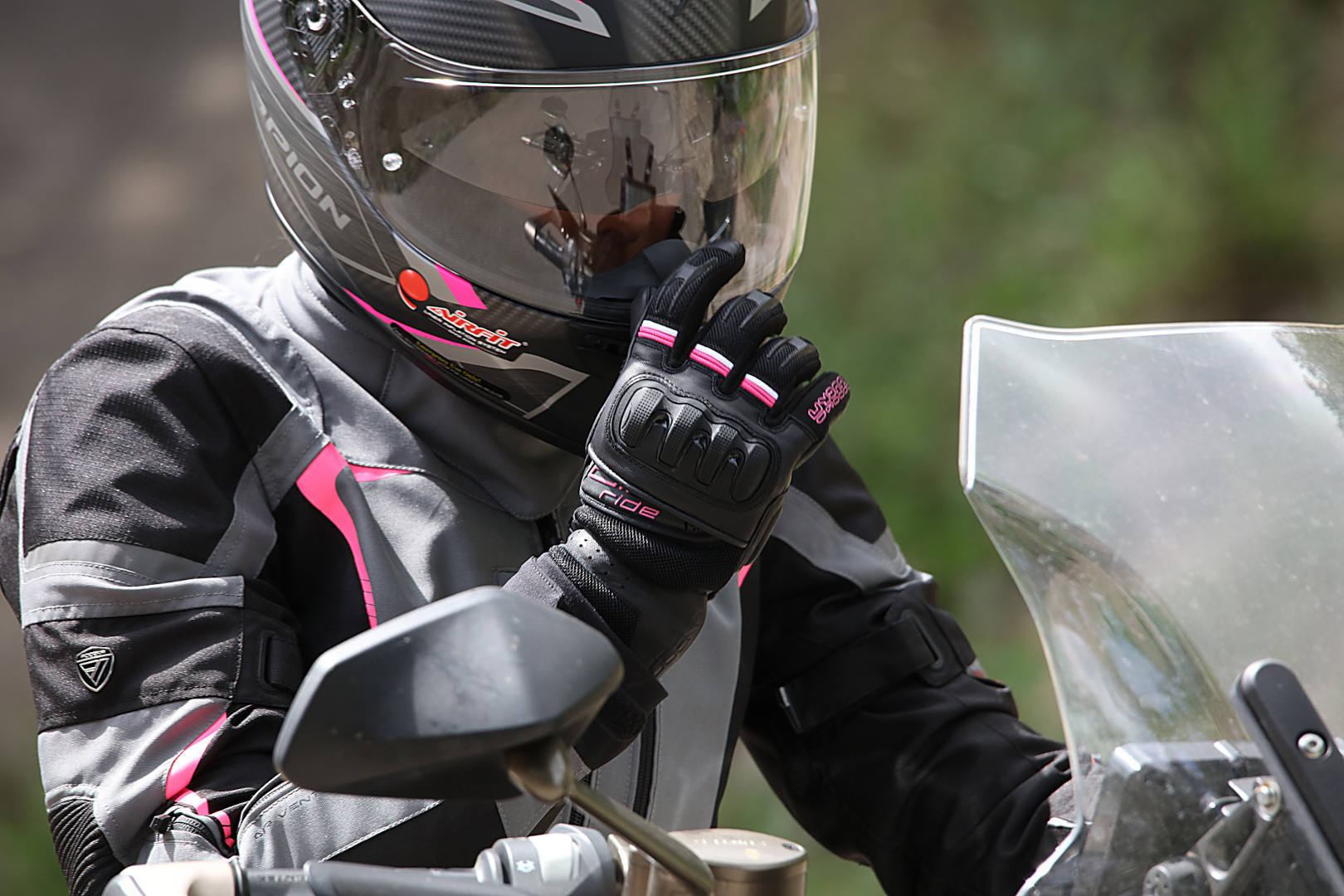 Découvrez notre essai des gants de moto Modeka Air Ride pour femmes : confort, sécurité et style réunis dans un équipement indispensable.