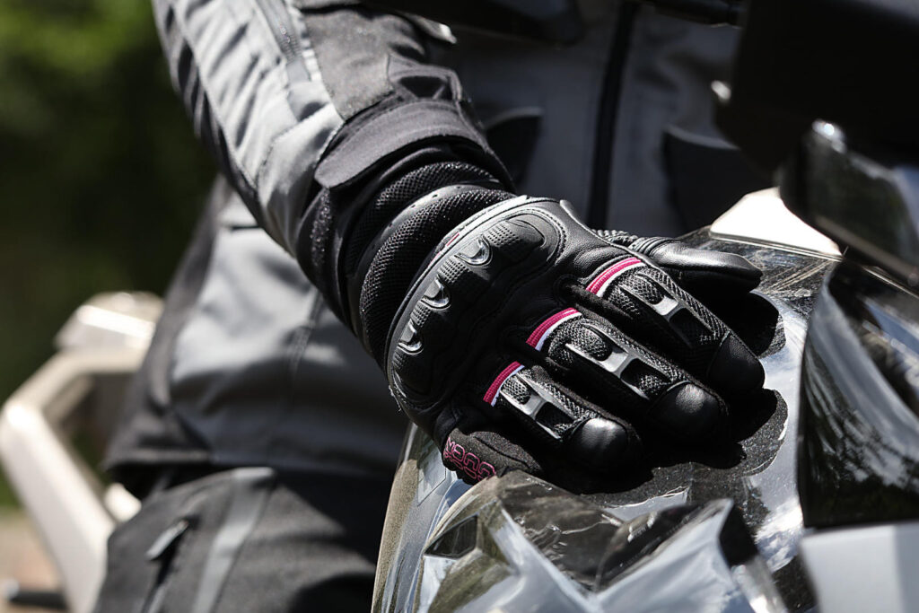 Envie de gants de moto performants pour femmes ? Découvrez notre essai des Modeka Air Ride, alliant style et protection sur la route.